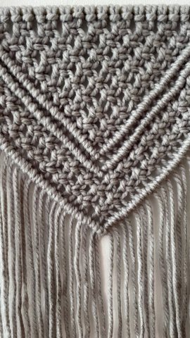 Kleiner Makramee Wandbehang Farbe Grau