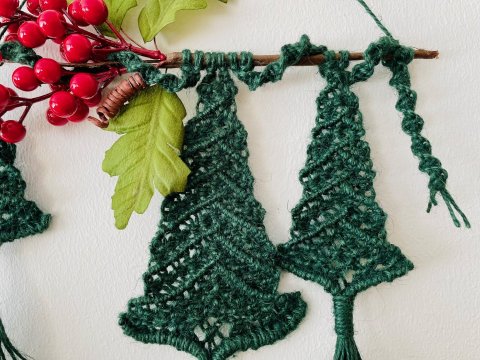 Makramee "Grüne Weihnachtsbäume" auf einem Zweig