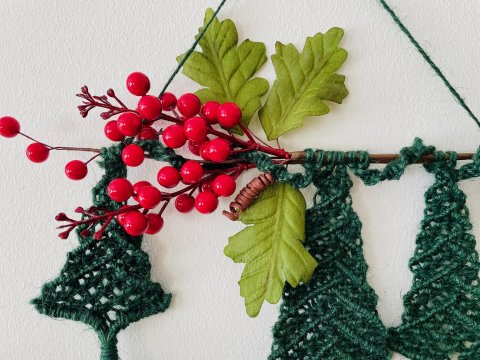 Makramee "Grüne Weihnachtsbäume" auf einem Zweig